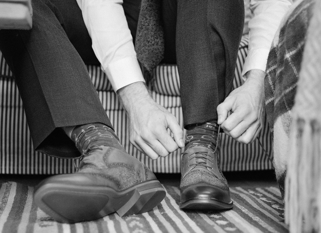 artrosi-anca-difficolta-allacciare-le-scarpe Artrosi anca. La rigidità articolare è particolarmente evidente al mattino o dopo periodi di inattività.<br />
Questa rigidità può limitare la capacità di movimento e rendere difficile eseguire attività quotidiane come vestirsi o salire le scale.